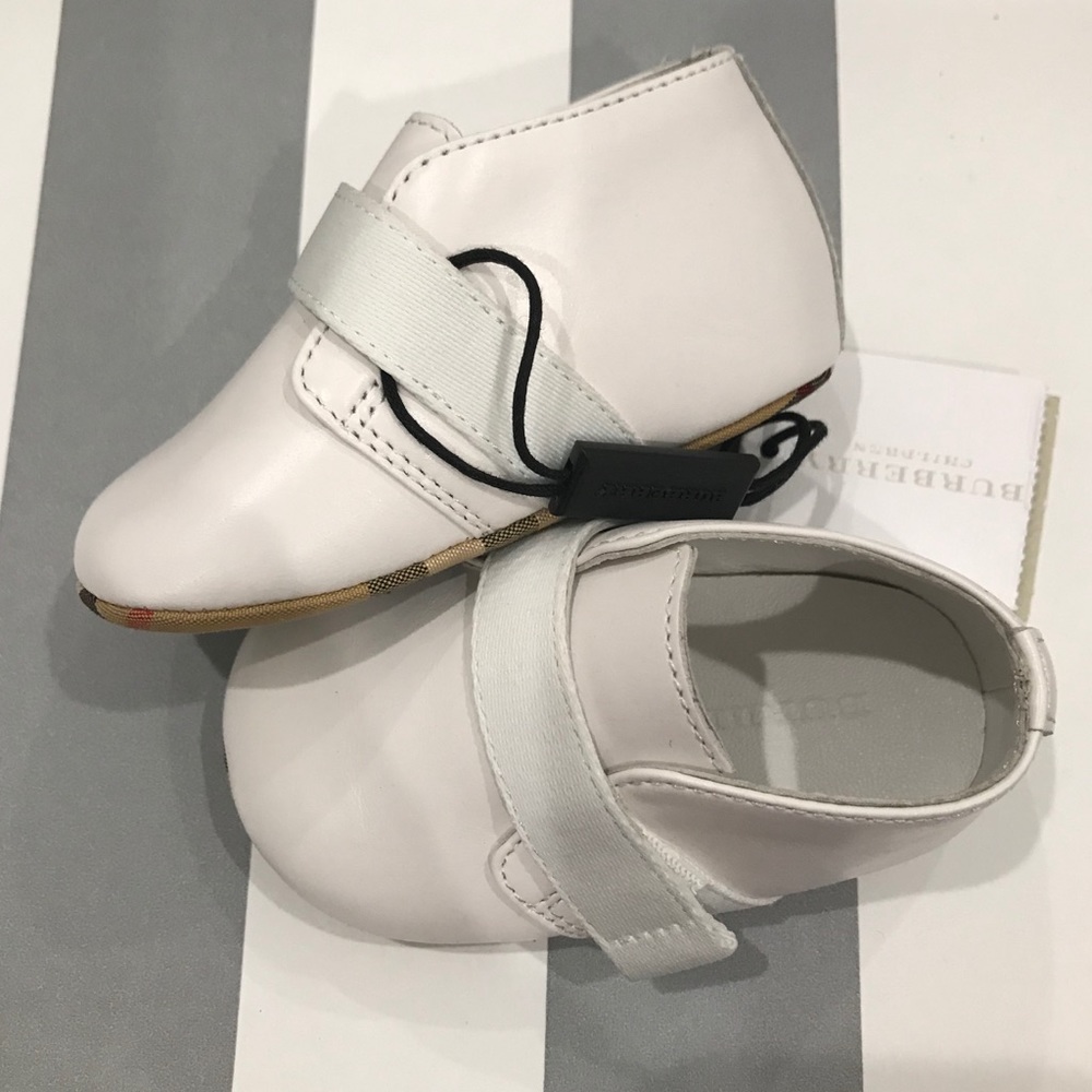 NWT Burberry Leather Baby Shoes (Size 17)